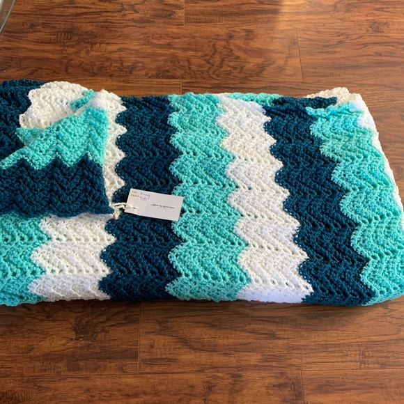 Chevron Crocheted King Size Blanket Hand Made - Picture 4 of 5